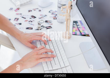 Weibliche Editor Tippen auf Tastatur Stockfoto