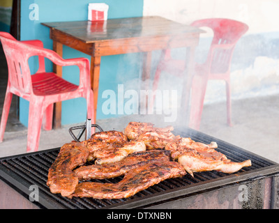 Rippe und Chicken Dinner. Ein kleiner Grill vor einem Restaurant bereitet das Huhn und die Rippen für das Mittag-essen. Stockfoto