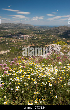 Mit Blick auf die spanische Landschaft von Hügeln in der Nähe von Denia in der Provinz Valencia. Stockfoto
