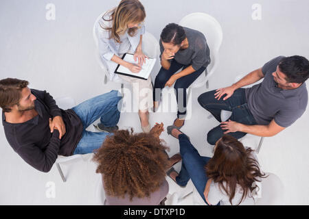 Therapeuten, die Patienten anhören Stockfoto