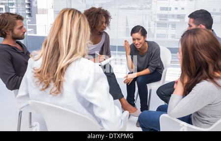 Frau depressiv in der Gruppentherapie Stockfoto
