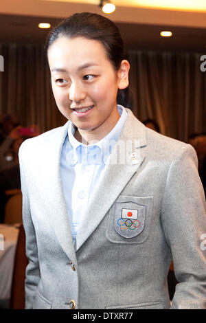 Tokyo, Japan - die Olympische Eiskunstläuferin Mao Asada landet heute Morgen aus Sotschi und besucht die Pressekonferenz bei der Foreign Correspondent Club von Japan (FCCJ) am 25. Februar 2014. Mao Asada spricht über ihre Leistung sie beendete weit zu einer Medaille, ihre Rivalin der südkoreanischen Yuna Kim und der katastrophalen Kurzprogramm in dem sie fiel am Sprung und eine obligatorische Kombination weggelassen. © Rodrigo Reyes Marin/AFLO/Alamy Live-Nachrichten Stockfoto