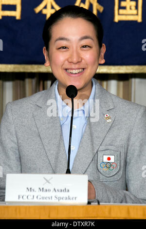 Tokyo, Japan - die Olympische Eiskunstläuferin Mao Asada landet heute Morgen aus Sotschi und besucht die Pressekonferenz bei der Foreign Correspondent Club von Japan (FCCJ) am 25. Februar 2014. Mao Asada spricht über ihre Leistung sie beendete weit zu einer Medaille, ihre Rivalin der südkoreanischen Yuna Kim und der katastrophalen Kurzprogramm in dem sie fiel am Sprung und eine obligatorische Kombination weggelassen. © Rodrigo Reyes Marin/AFLO/Alamy Live-Nachrichten Stockfoto