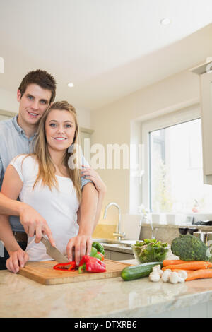 Glückliches Paar Gemüse vorbereiten Stockfoto