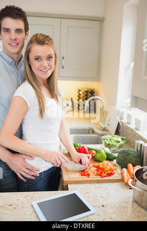 Mann und Frau Schneiden von Gemüse Stockfoto