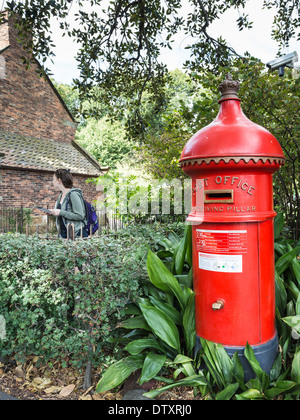 Post Box in der Nähe von Captain Cook Cottage, eine wichtige touristische Attraktion in Fitzroy Gardens Melbourne Stockfoto