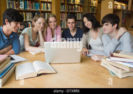 Gruppe von Studenten lernen in einer Bibliothek Stockfoto