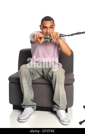 African American Mann singen in Vintage Mikrofon isoliert auf weißem Hintergrund Stockfoto