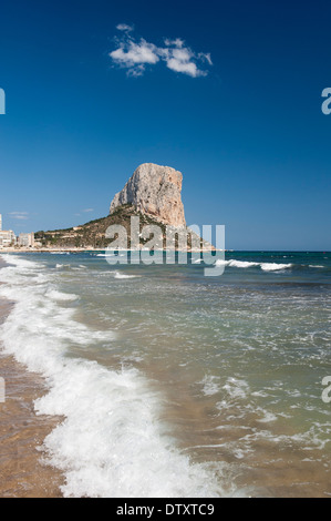 Die imposante Penyal d'lfac Felsen in der Bucht von Calp, Costa Brava, Spanien. Stockfoto