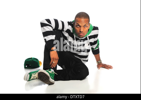 Young African American Mann sitzt isoliert auf weißem Hintergrund Stockfoto
