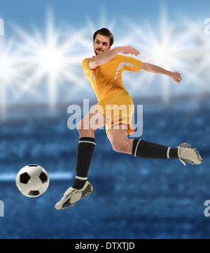 Junge Fußballer treten Ball im Stadion Stockfoto