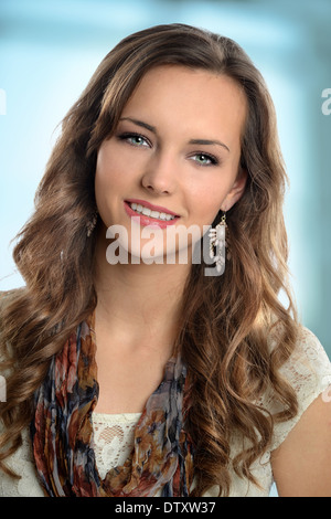 Porträt der jungen Frau im Bürogebäude Stockfoto