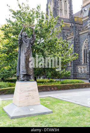 Statue der Heiligen Katharina von Siena in der St. Patricks Cathedral Melbourne Stockfoto