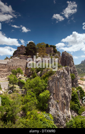 Guadalest Schloss im Herzen des Gebirges Sierrade Aitana, eines der meistbesuchten mittelalterliche Dörfer in Spanien. Stockfoto