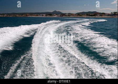 Wasser Wege mit dem Schnellboot am Meer verursacht. Stockfoto