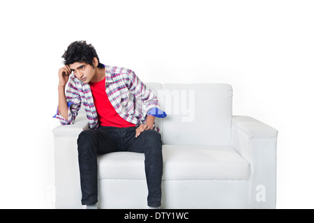 1 indische Junge auf sofa Stockfoto