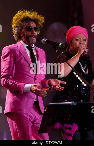 Vina Del Mar, Chile. 24. Februar 2014. Argentinischer Sänger Fito Paez (L) führt während der 55. Vina del Mar International Song Festival in Viña Del Mar, Chile, am 24. Februar 2014. © Jorge Villegas/Xinhua/Alamy Live-Nachrichten Stockfoto