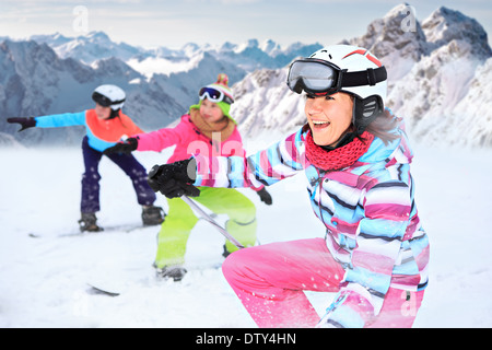 zwei Teenager-Mädchen und eine Frau Ski Alpin in den Bergen Stockfoto