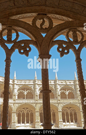 Blick auf den Innenhof des Klosters Hieronymuskloster Klöster mit seiner feinen Maßwerk, in Lissabon, Belém, Portugal der UNESCO. Stockfoto