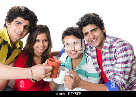 Freund sitzen und Tee trinken Stockfoto