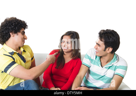 Freund sitzt und Kommunikation Stockfoto