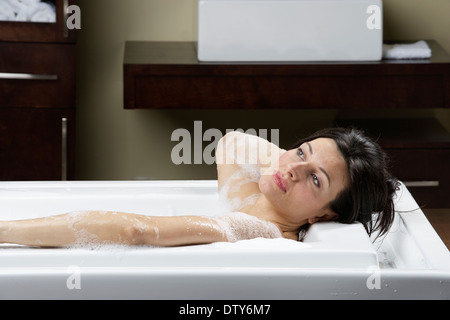 Kaukasische Frau Entspannung im Sprudelbad Stockfoto