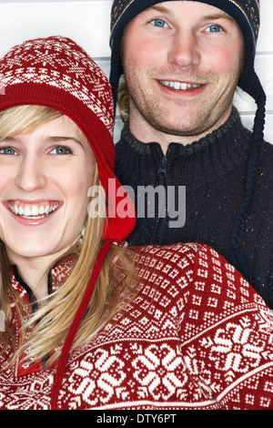 Kaukasische paar Winter Hüte tragen Stockfoto