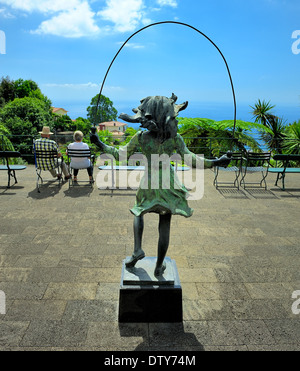 Eine Statue von James Butler eines hüpfenden Mädchens Monte Palace Gärten Funchal, Madeira Portugal Stockfoto