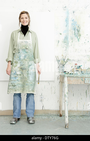 Kaukasische Maler lächelnd im studio Stockfoto