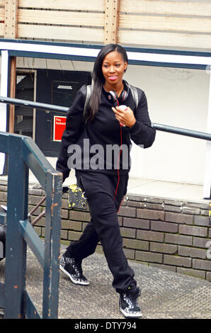 London, UK. 24. Februar 2014. Jamelia verlässt ITV Studios nach einem Auftritt auf lose Frauen London 24.02.2014 Credit: JOHNNY ARMSTEAD/Alamy Live News Stockfoto