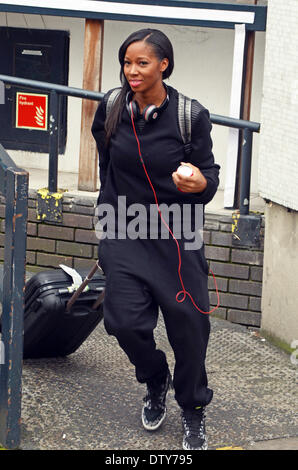 London, UK. 24. Februar 2014. Jamelia verlässt ITV Studios nach einem Auftritt auf lose Frauen London 24.02.2014 Credit: JOHNNY ARMSTEAD/Alamy Live News Stockfoto