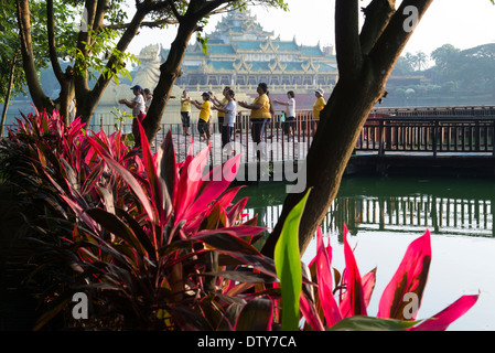 Morgen Übungen im Kandogyi Park mit Karaweik Hall in Bckgrd. Yangon. Myanmar (Burma). Stockfoto