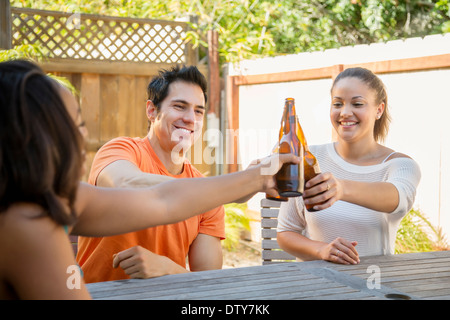 Freunde, die einander im Hinterhof Toasten Stockfoto