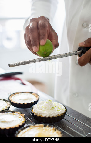 Schwarzen Koch machen Key Lime Tarte im restaurant Stockfoto