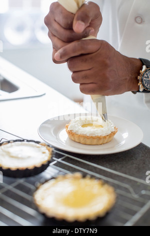 Schwarzen Koch machen Key Lime Tarte im restaurant Stockfoto