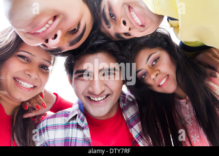 Freund stehen und verspielt Stockfoto