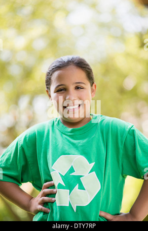 Gemischte Rassen Mädchen tragen recycling-t-Shirt im freien Stockfoto