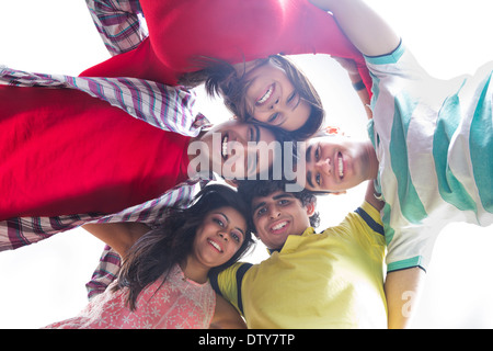 Freund stehen und verspielt Stockfoto