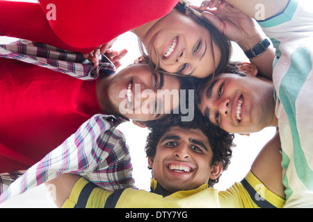 Freund stehen und verspielt Stockfoto