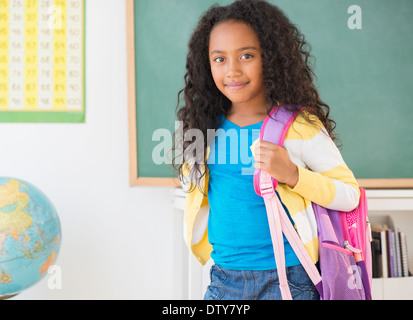 Gemischte Rassen Student lächelnd im Klassenzimmer Stockfoto