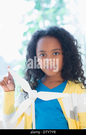 Gemischte Rassen Mädchen mit Modell Windkraftanlage Stockfoto