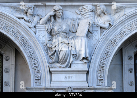 London, England, Vereinigtes Königreich. Foreign and Commonwealth Office in Whitehall. Fassaden-Detail: allegorische Figuren, welche Art Stockfoto