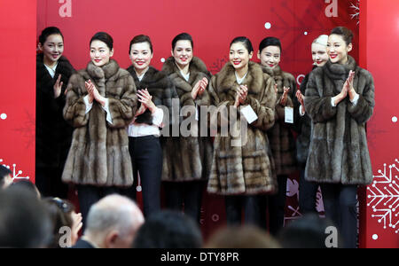 Hong Kong, China Hongkong. 25. Februar 2014. Modelle zeigen Pelz Kostüme während der Hong Kong International Fur Fair, Süd-China-Hongkong, 25. Februar 2014. Über 280 Aussteller aus 17 Ländern und Regionen nahmen an der viertägigen Messe die hier Dienstag startete. Bildnachweis: Li Peng/Xinhua/Alamy Live-Nachrichten Stockfoto