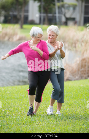 Senior kaukasischen Frauen spielen im park Stockfoto