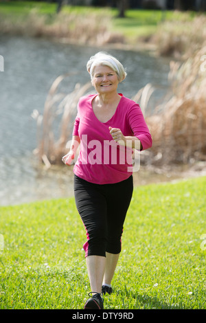 Ältere Frau kaukasischen Joggen im park Stockfoto