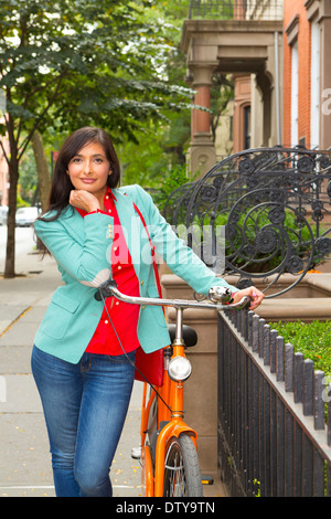 Gemischte Rassen Frau mit Fahrrad, Brooklyn Heights, New York, Vereinigte Staaten von Amerika Stockfoto