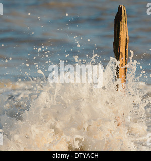 Das Meer wäscht auf den Resten eines längst vergangenen Steg entlang des Strandes von Winchelsea in East Sussex. UK Stockfoto