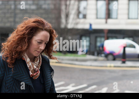 Old Bailey, London, UK. 25. Februar 2014. Die Studie des ehemaligen News International Chief Executive Rebekah Brooks, Andy Coulson und andere im Zusammenhang mit angeblichen Handy-Hacker in der ehemaligen Zeitung News der Welt, weiterhin im Old Bailey, London. Im Bild: Rebekah Brooks. Bildnachweis: Lee Thomas/Alamy Live-Nachrichten Stockfoto