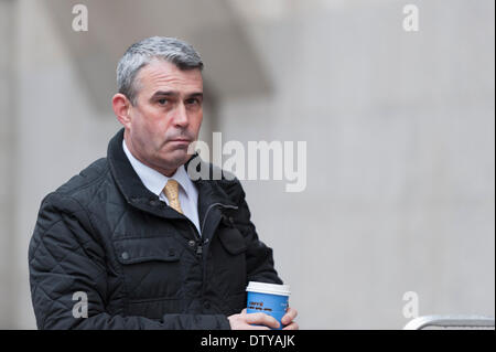 Old Bailey, London, UK. 25. Februar 2014. Die Studie des ehemaligen News International Chief Executive Rebekah Brooks, Andy Coulson und andere im Zusammenhang mit angeblichen Handy-Hacker in der ehemaligen Zeitung News der Welt, weiterhin im Old Bailey, London. Auf dem Bild: Mark Hanna. Bildnachweis: Lee Thomas/Alamy Live-Nachrichten Stockfoto