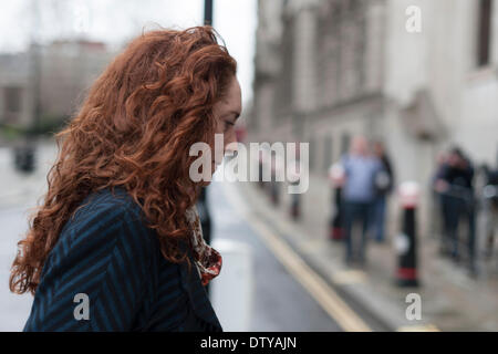 Old Bailey, London, UK. 25. Februar 2014. Die Studie des ehemaligen News International Chief Executive Rebekah Brooks, Andy Coulson und andere im Zusammenhang mit angeblichen Handy-Hacker in der ehemaligen Zeitung News der Welt, weiterhin im Old Bailey, London. Im Bild: Rebekah Brooks Kredit: Lee Thomas/Alamy Live-Nachrichten Stockfoto